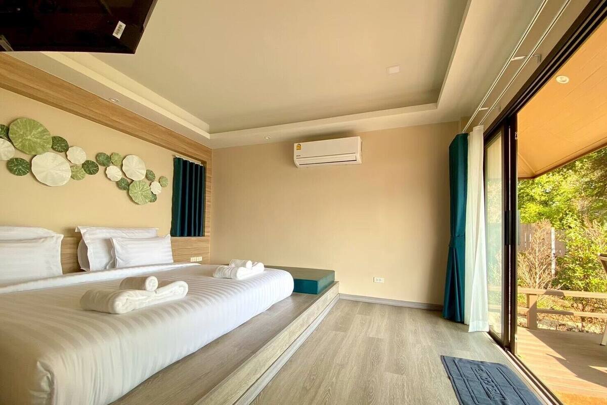 Beachfront Pool Villa | WiFi (free)