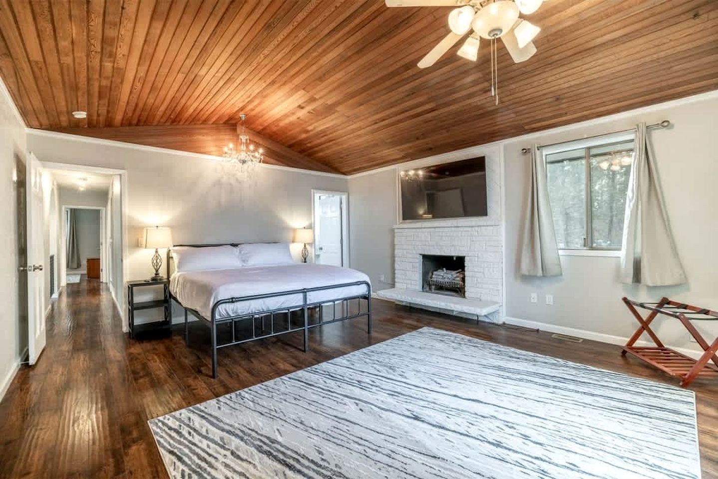 5 bedrooms, desk, iron/ironing board, travel crib