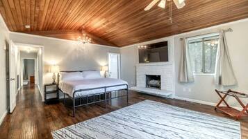 5 bedrooms, desk, iron/ironing board, travel crib