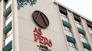 Un edificio con un cartel que dice 'AS PERA HOTEL TAKSIM'.