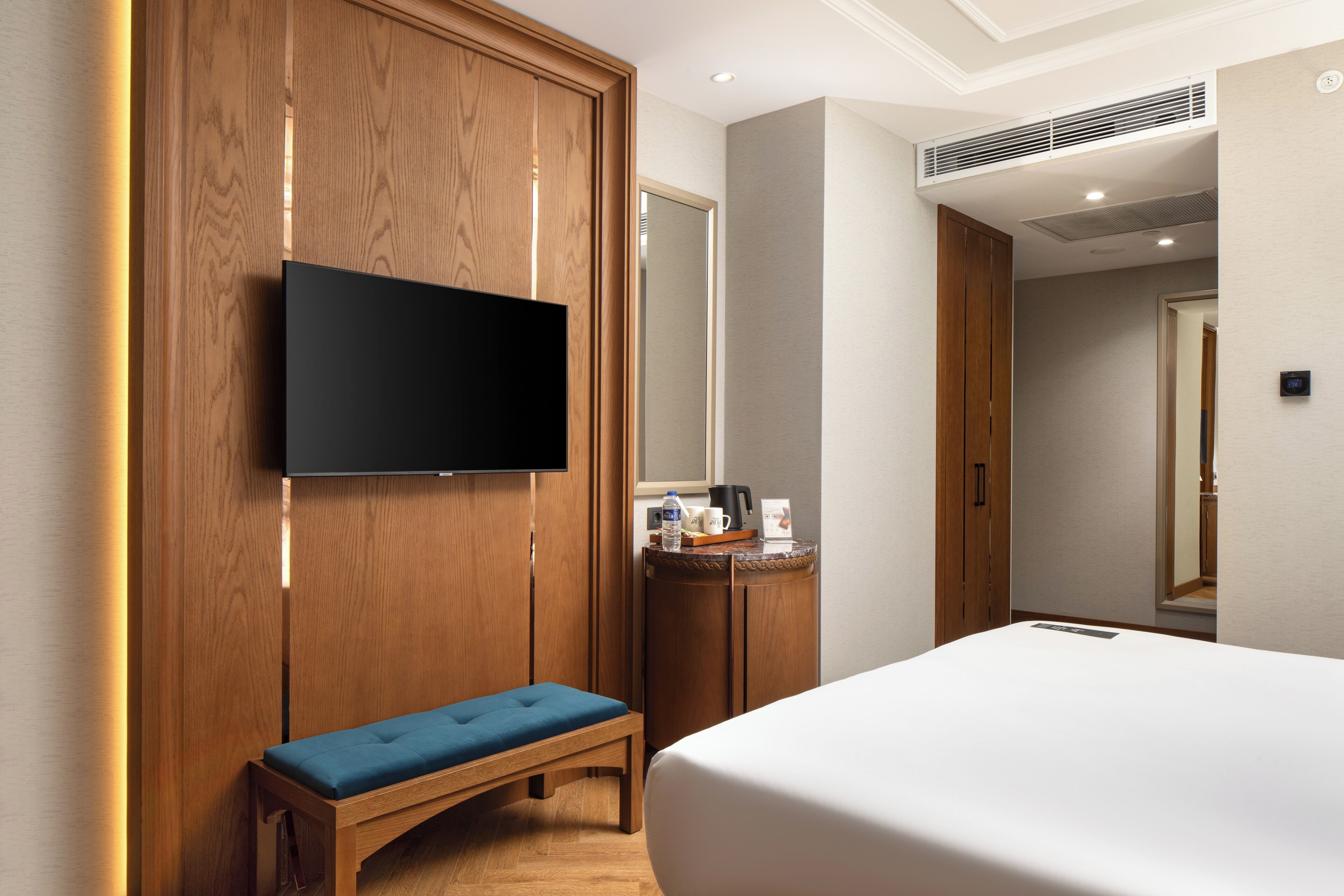 Deluxe Room, 1 King Bed, Sea View | Soundproofing, WiFi (free)