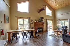 Living area - Lush Creekside Vacation Rental Haven near Mount Rushmore in South Dakota (Keystone)