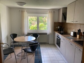 Private kitchen - Holiday Apartment “Loni” with Conservatory and Wi-Fi (Kulmbach)