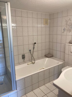 Bathroom - Holiday Apartment “Loni” with Conservatory and Wi-Fi (Kulmbach)