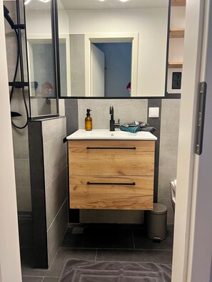 Shower, hair dryer, towels, soap - Vrbo Property (Freyung)