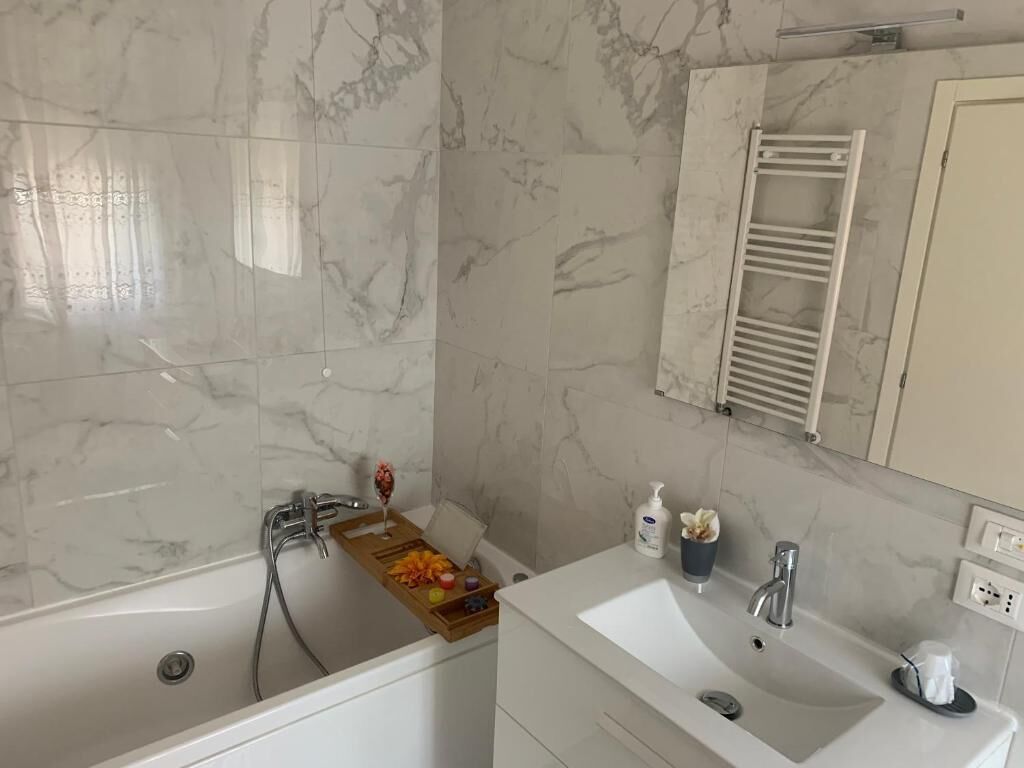 Doppelzimmer, Balkon, Stadtblick | Badezimmer