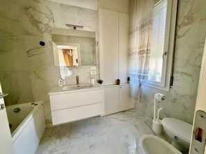 Quarto casal, sacada, vista para a cidade | Banheiro