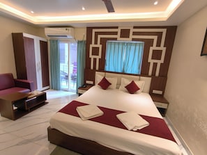 Deluxe Double Room, City View | Meja, Wi-fi percuma 