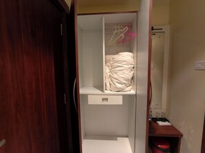 Kahden hengen deluxe-huone, kaupunkinäköala | Työpöytä, ilmainen Wi-Fi