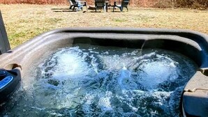 Outdoor spa tub - Secluded Modern-Rustic Cabin with Hot Tub & Sunrise Old Rag Views near Shenandoah National Park, Luray VA (Luray)