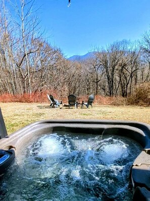 Outdoor spa tub - Secluded Modern-Rustic Cabin with Hot Tub & Sunrise Old Rag Views near Shenandoah National Park, Luray VA (Luray)
