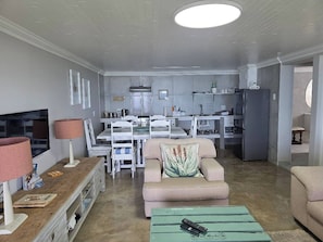 Room, 1 Bedroom, Smoking | Dining room