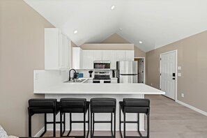 Fridge, microwave, oven, stovetop - Cozy 1-Bedroom Retreat with Private Garage in Coeur d'Alene, Idaho (Coeur d'Alene)
