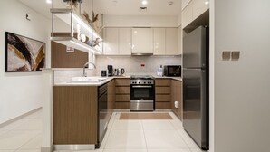 Una cocina moderna con una isla central, electrodomésticos de acero inoxidable y un diseño minimalista.