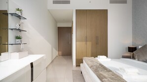Un dormitorio moderno con cama, mesita de noche y armario.