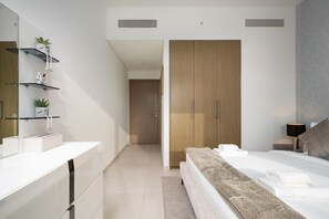 Ein modernes Schlafzimmer mit Bett, Nachttisch und Kleiderschrank.