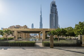 Ein moderner Stadtplatz mit freiem Blick auf den Burj Khalifa und den Emaar Tower im Hintergrund.