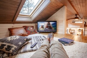 Room - Stunning Cedar Tiny House with Sauna Access for a Romantic Getaway in Chester, Vermont (Chester)