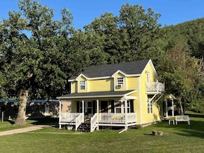 Exterior - Enchanting Historic Cabin Retreat near Mount Rushmore in South Dakota (Keystone)