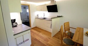 Fridge, oven, stovetop, dishwasher - Apartment 'Abendgrund' with Private Terrace, Shared Garden and Wi-Fi (Unterkirnach)