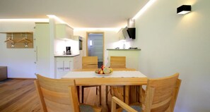 Dining - Apartment 'Abendgrund' with Private Terrace, Shared Garden and Wi-Fi (Unterkirnach)