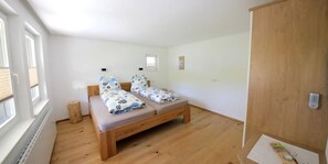 WiFi, bed sheets - Apartment 'Abendgrund' with Private Terrace, Shared Garden and Wi-Fi (Unterkirnach)
