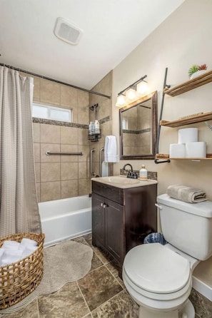 Jetted bath, hair dryer, towels, soap - Pet-Friendly Home with Game Room and Outdoor Dining in Coeur d'Alene, Idaho (Coeur d'Alene)
