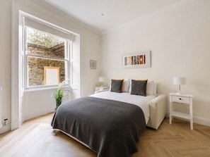 1 Schlafzimmer, Schreibtisch, Bügeleisen/Bügelbrett, Reisekinderbett