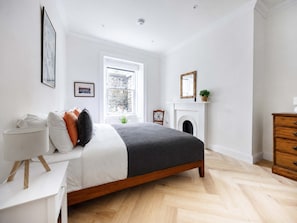 1 Schlafzimmer, Schreibtisch, Bügeleisen/Bügelbrett, Reisekinderbett