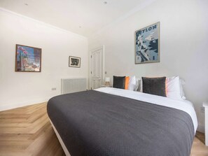 1 soverom, skrivebord, strykejern/-brett og reiseseng for barn