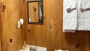 Sèche-cheveux, serviettes fournies, savon, shampoing