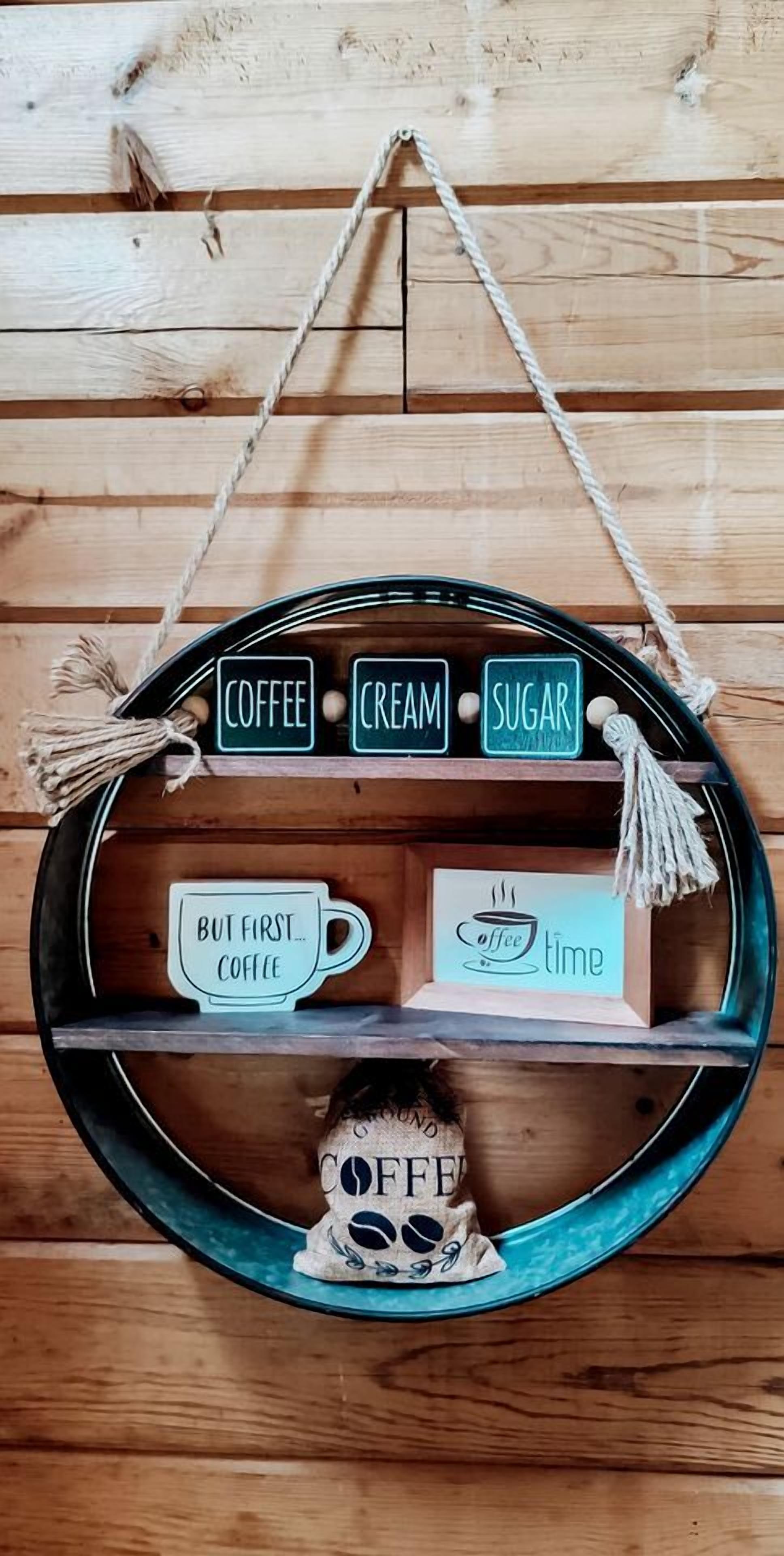 Ein rundes Holzregal mit Beschriftungen für Kaffee, Milch und Zucker, sowie zwei Tassen mit Aufdruck.