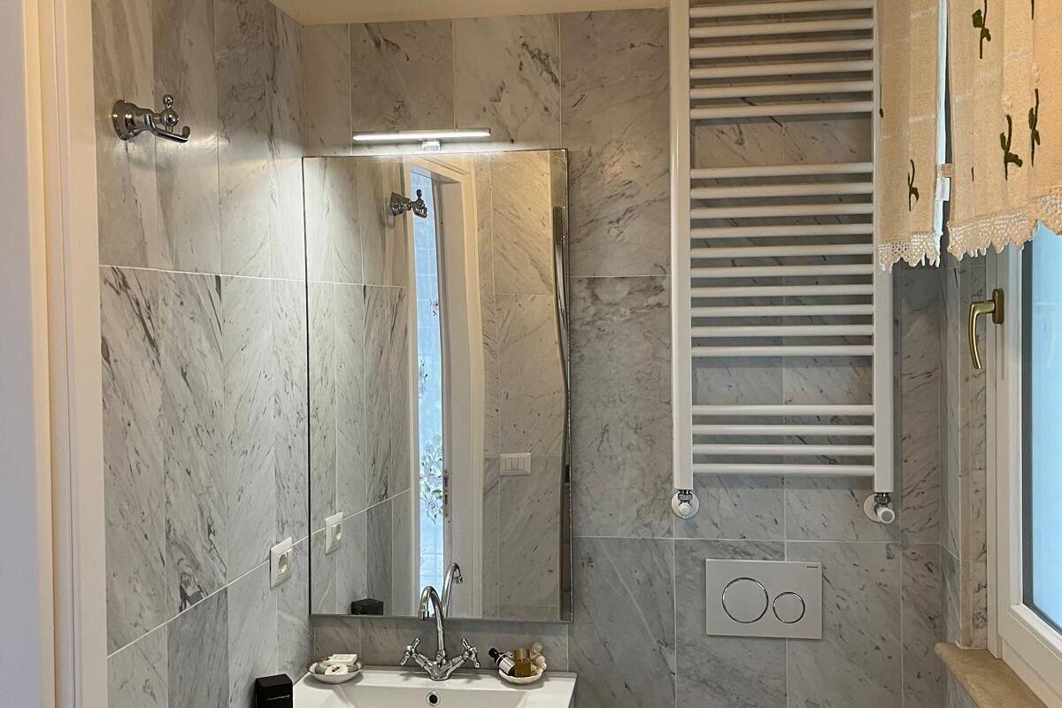 Habitación básica doble, vista a la colina | Baño