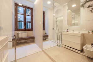 Dusche, Bidet, Toilettenpapier