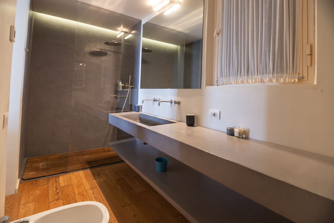 Shower, bidet, towels