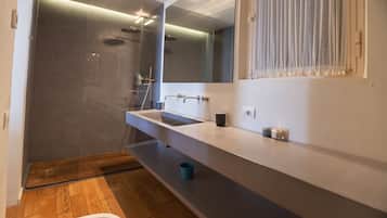 Shower, bidet, towels