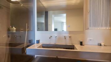 Dusche, Bidet, Handtücher