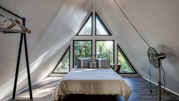 4 bedrooms, in-room safe, WiFi, bed sheets