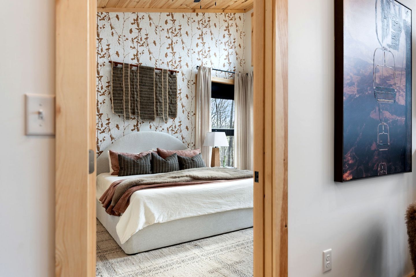 2 bedrooms, desk, WiFi, bed sheets