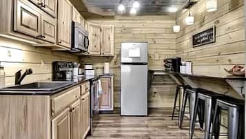 Wasserkocher mit Kaffee-/Teezubehör, Kühlschrank, Mikrowelle, Ofen
