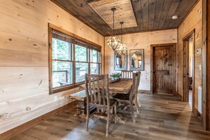 Dining - Spacious Luxury Cabin with Game Room near Pigeon Forge Attractions – Gatlinburg, TN (Gatlinburg)