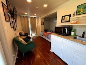 Room - Modern Tiny House Stay with Private Rooftop Deck by Wichita Mountains Wildlife Refuge – Medicine Park, OK (Medicine Park)