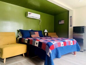 Room - Wheelchair-Accessible Tiny House with Patio Near Bath Lake in Medicine Park, Oklahoma (Medicine Park)