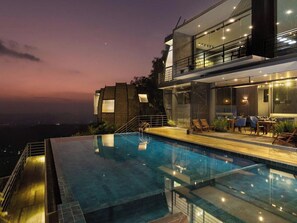 Kolam renang outdoor, dengan payung kolam renang dan kursi berjemur