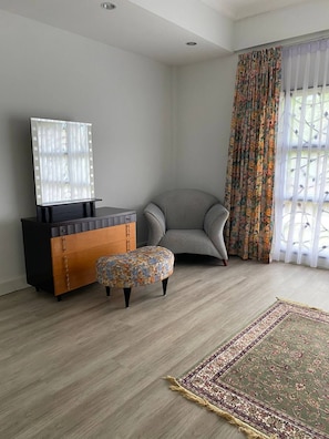Bungalow, 4 Bedrooms | Interior - Urban Living in Kampung Setting (Kuching)