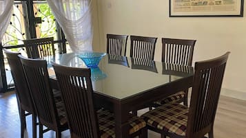 Bungalow, 4 Bedrooms | Dining room