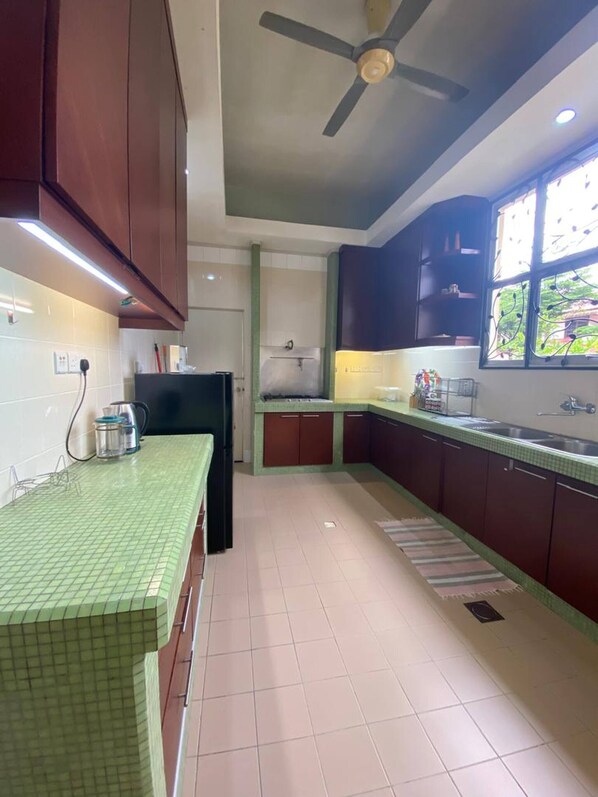 Bungalow, 4 Bedrooms | Interior - Urban Living in Kampung Setting (Kuching)