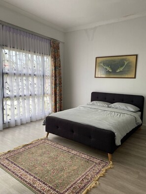 Bungalow, 4 Bedrooms | 4 bedrooms - Urban Living in Kampung Setting (Kuching)
