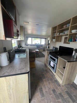 Private kitchen - Family‑Friendly Coastal Caravan – Perfect Base for Edinburgh Festival (Port Seton)