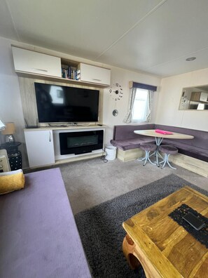 Living area - Family‑Friendly Coastal Caravan – Perfect Base for Edinburgh Festival (Port Seton)